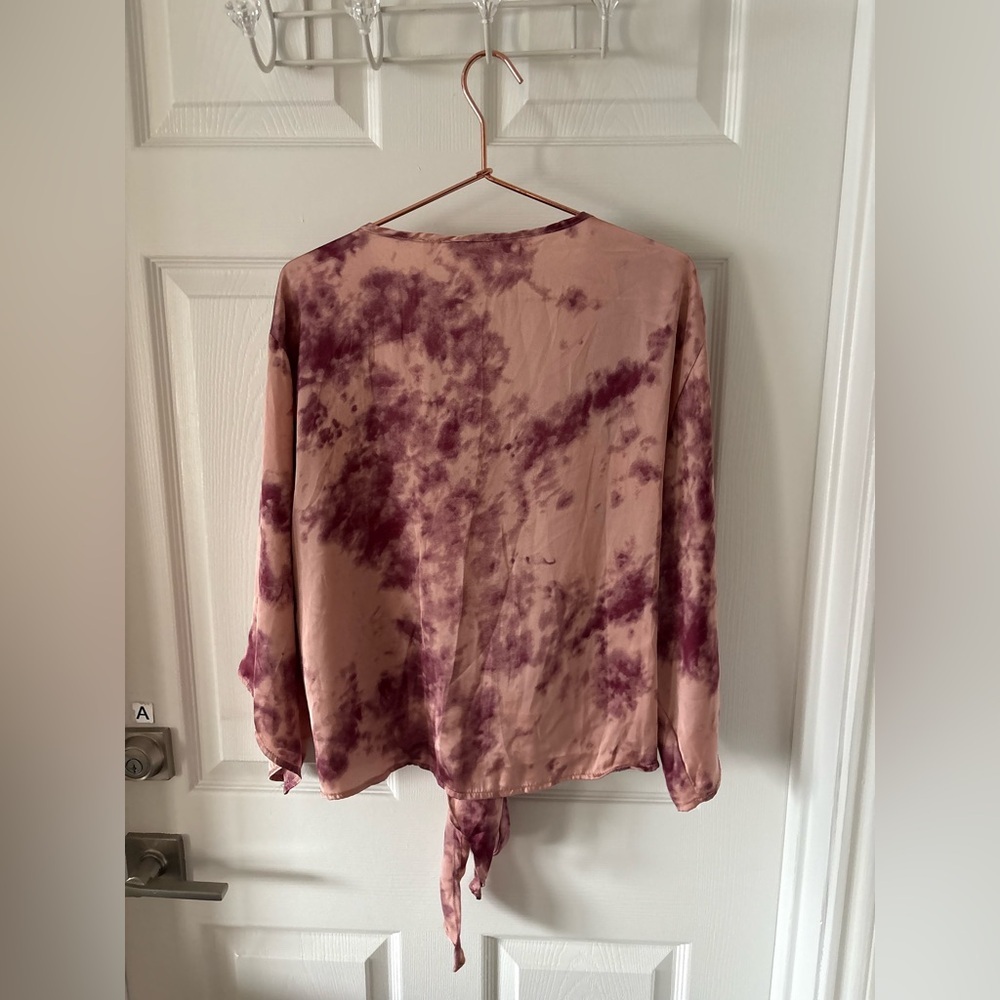 Blu Pepper tie-dye blouse features a V-neck, long sleeves Size S - Picture 2 of 4